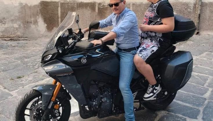 Immagine del post 23663 - Bari Prof convince un alunno a fare l’esame di terza media con un giro in moto: “Non servono le note” - Bari