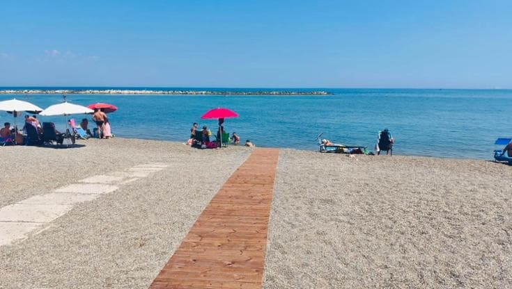 Immagine del post 23660 - Bari Nuove passerelle in spiaggia a San Girolamo e Pane e pomodoro: “Accesso al mare garantito a tutti” - Bari