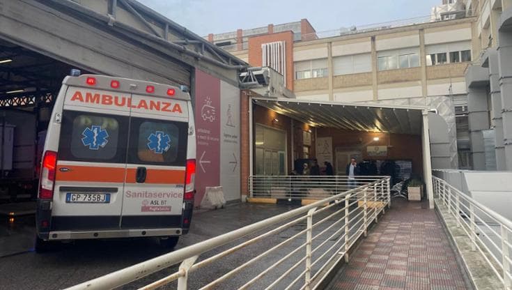 Bimba di 6 anni caduta dal secondo piano: ha ceduto il davanzale della finestra. Era col cuginetto - Bari