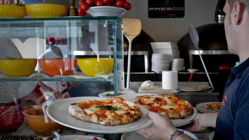 “Io, studente, pagato come cameriere meno di 3 euro all’ora. Mi hanno tolto anche le mance” - Bari
