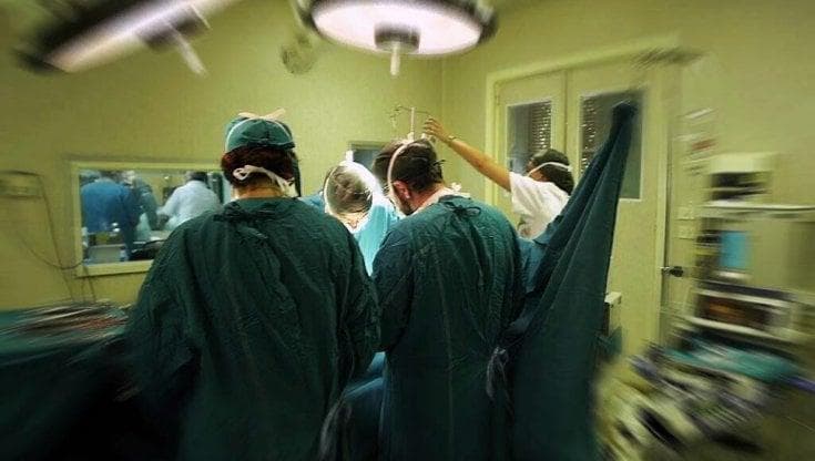 Operato alla valvola aortica, si aggrava e muore: indagati a Lecce dodici medici e infermieri - Bari
