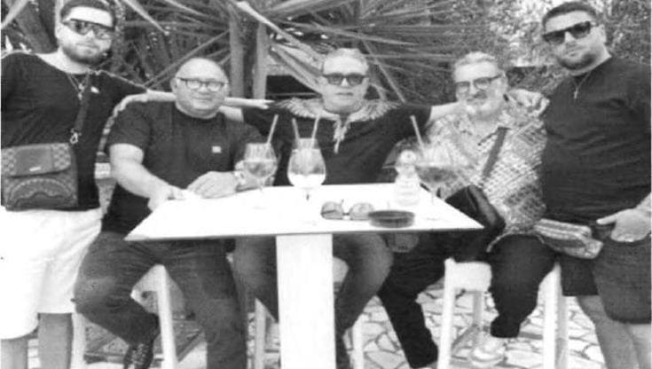 Parisi e Casamonica, amicizia tra clan a suon di Spritz e Coca Zero: lo scatto al summit a Orta Nova - Bari