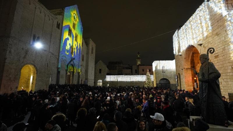 Bari, la pioggia non ferma San Nicola: luci, folla di fedeli e magia all’alba nel centro storico - Bari