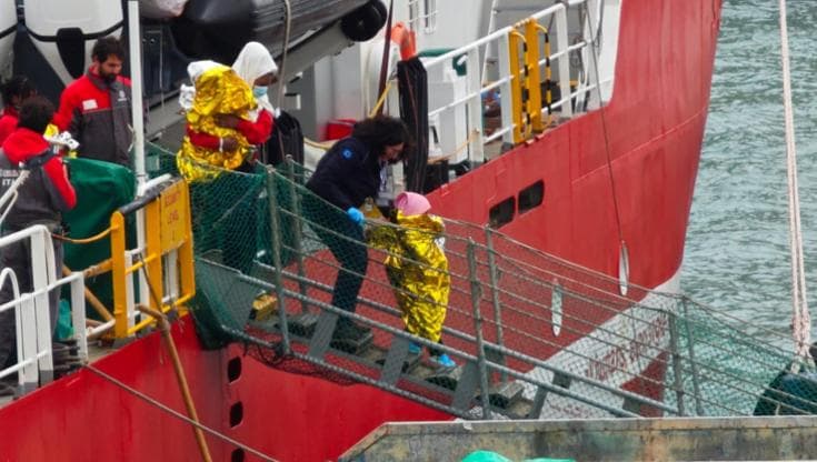 Immagine del post 14700 - Bari Bari, sbarcano 120 migranti soccorsi al largo dalla nave di Emergency: a bordo 31 minori - Bari