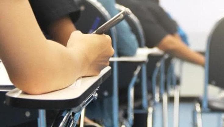 La sorprende a parlare e le annulla concorso, preside denuncia: “Aggredito da un’aspirante prof” - Bari