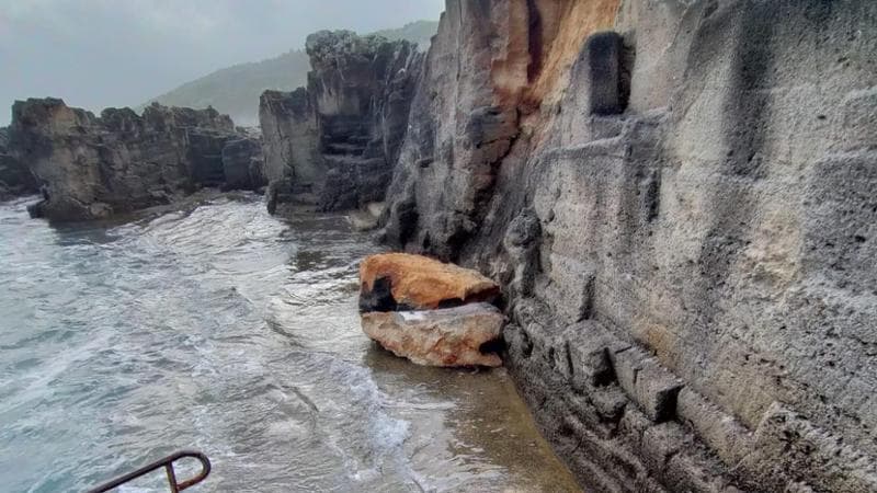 Salento, tragedia sfiorata a Marina Serra: crolla un pezzo di roccia del costone e finisce in mare - Bari