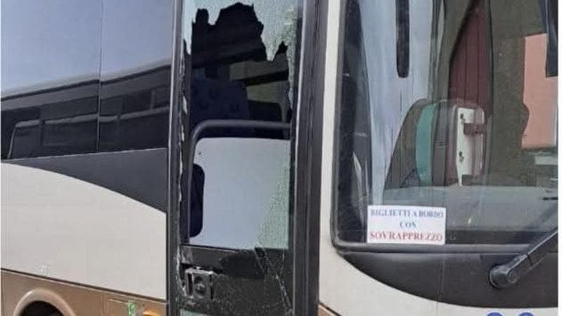 Immagine del post 1557 - Bari Lancia sasso contro un bus e spacca la vetrata: ferito il conducente a Brindisi - Bari