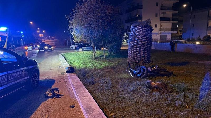 Ceglie Messapica, si schianta in moto contro una palma: muore il 21enne Antonio Farina - Bari