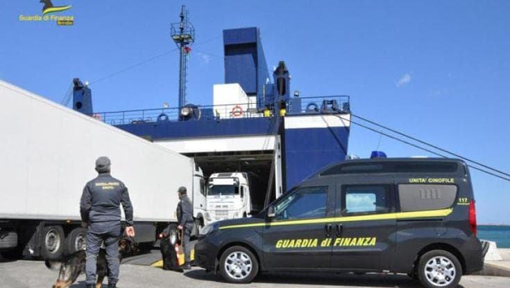 Corruzione, indagati 5 funzionari delle Dogane: tangenti per far passare merce dal porto di Brindisi - Bari
