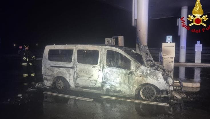 Immagine del post 16938 - Bari Pulmino prende fuoco in una stazione di carburanti sulla statale 96: distrutto. Danni alle colonnine - Bari