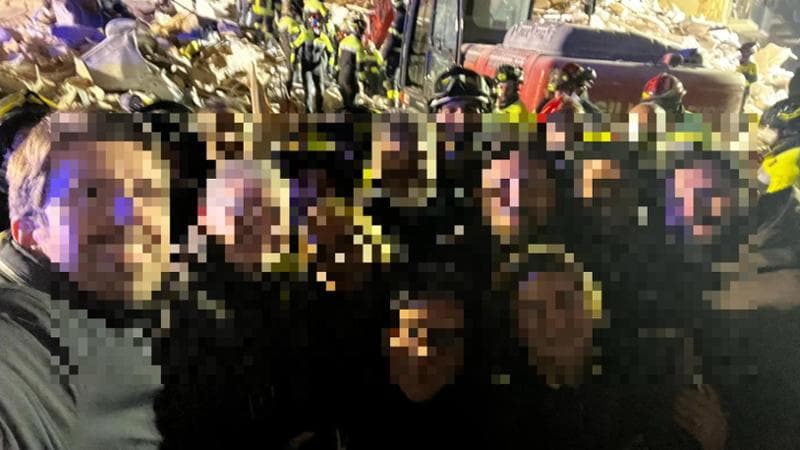 Immagine del post 3401 - Bari Selfie delle polemiche davanti al palazzo crollato a Bari: “Non si sorride su una tragedia” - Bari