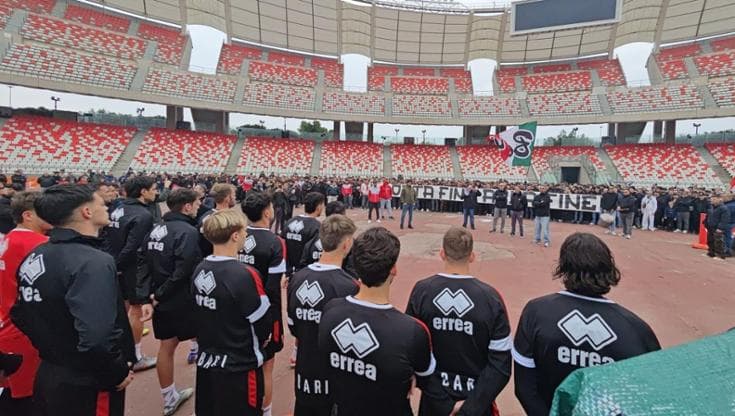 Immagine del post 18002 - Bari Bari, i tifosi nel San Nicola con la squadra prima della trasferta vietata a Pescara. Longo: “Bene” - Bari