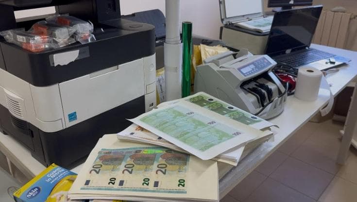 Banconote false prodotte in casa e vendute su Telegram, sequestrata una stamperia in Salento - Bari