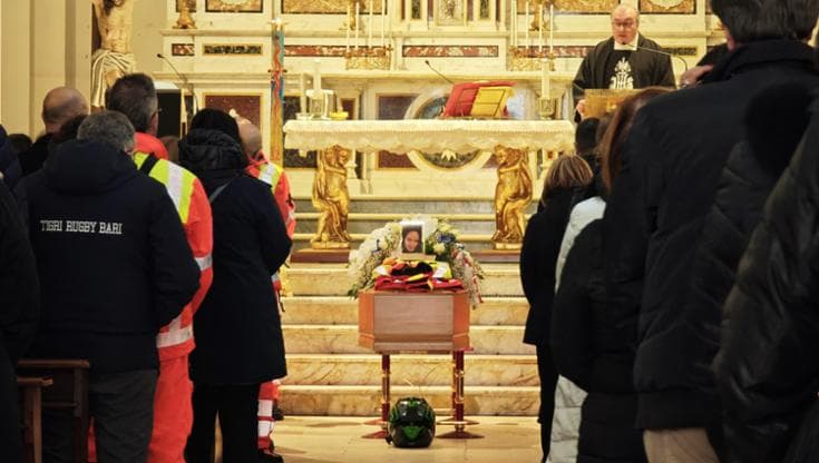 “Vola a sirene spiegate”: l’addio a Fabiana Chiarappa, soccorritrice 118 morta in un incidente - Bari