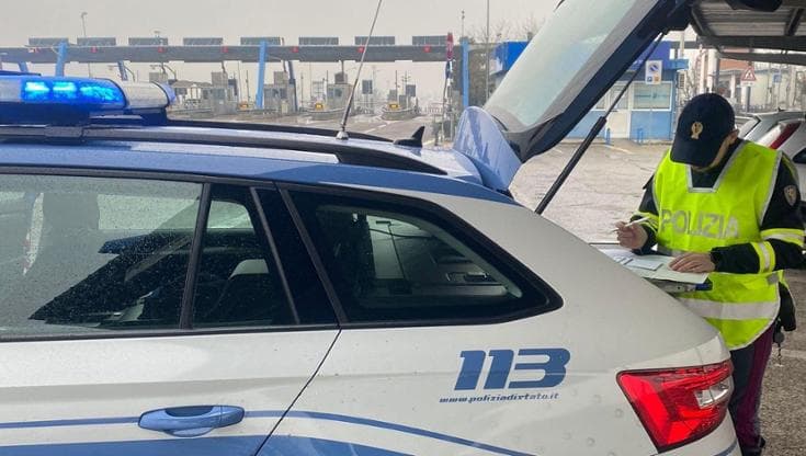 Immagine del post 19091 - Bari Auto contro blocco di cemento sull’A14: un morto, donna ferita. L’incidente al casello di San Severo - Bari