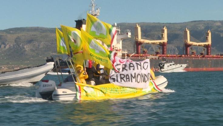 Nave con grano dal Canada, blitz degli agricoltori a Manfredonia: “Sleale, difendiamo made in Italy” - Bari