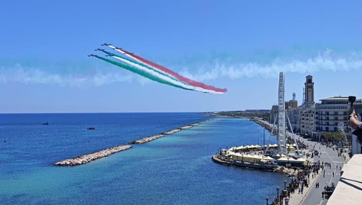 Le Frecce tricolori colorano Bari di tricolore, ma 4 jet restano a terra dopo l’incidente in Sicilia - Bari