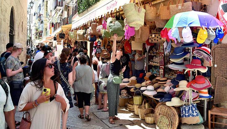 Immagine del post 8154 - Bari A Bari vecchia nuovo allarme sicurezza, raid con bottiglie e pietre contro i turisti: “Sono ragazzi” - Bari