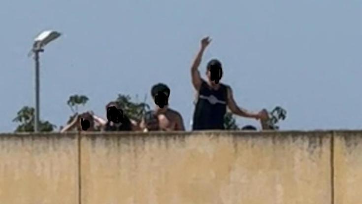 Immagine del post 9354 - Bari Al Cpr di Bari, detenuti in rivolta sul tetto: “Due tentati suicidi e un’overdose. Enorme disagio” - Bari