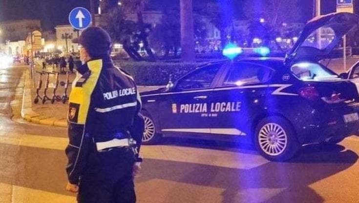 Bari, parcheggiatore abusivo riconosce vigile e lo aggredisce davanti a moglie e figlia: arrestato - Bari