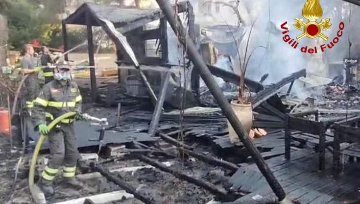 A Gallipoli incendio distrugge ristorante sul lungomare. In città è il secondo rogo in 48 ore - Bari