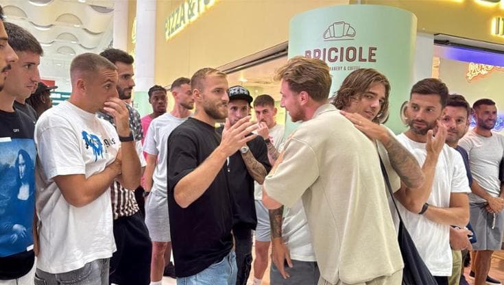 Immagine del post 10555 - Bari Matthias Verreth torna a Bari, l’abbraccio di compagni e tifosi. Undici giorni fa è morto il figlio - Bari