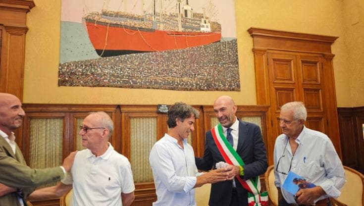 Bari ricorda l’arrivo della Vlora. Il ballerino Kledi tra i 20mila albanesi: “Nave carica di sogni” - Bari