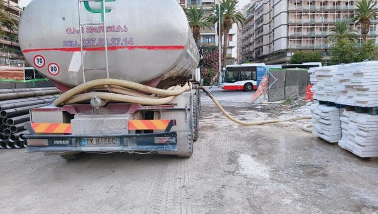 Autobotte in piazza Moro per innaffiare piante e palme rimaste a secco. Leccese: “Verde da tutelare” - Bari