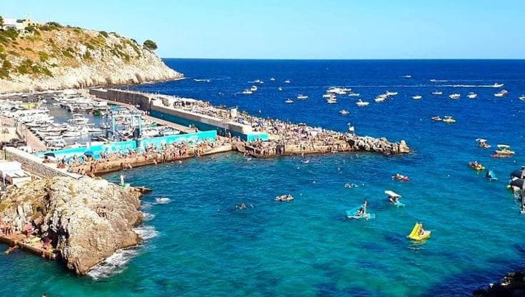 Salento, malore in mare: muore turista di 77 anni. La scogliera rende impossibili i soccorsi - Bari