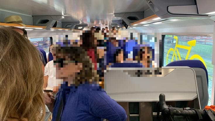Immagine del post 11353 - Bari Caos sul regionale Bari-Lecce: passeggeri stipati e molti turisti restano a terra - Bari