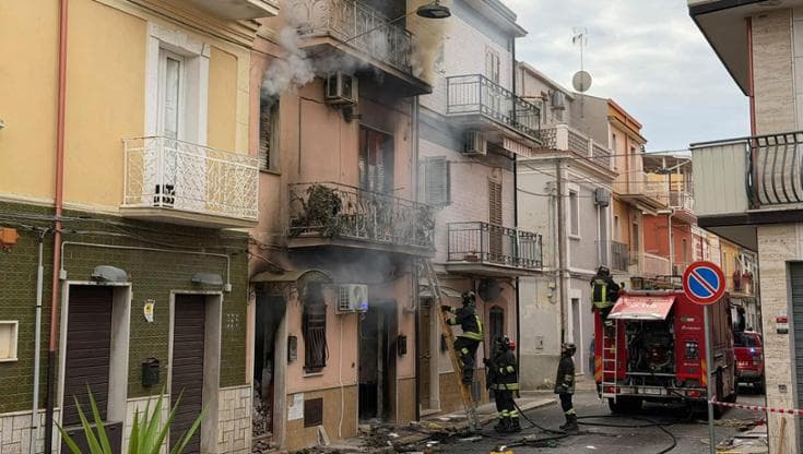 Immagine del post 25747 - Bari Prima il boato per una fuga di gas in casa, poi l’incendio e il crollo dei tramezzi: 2 feriti gravi - Bari