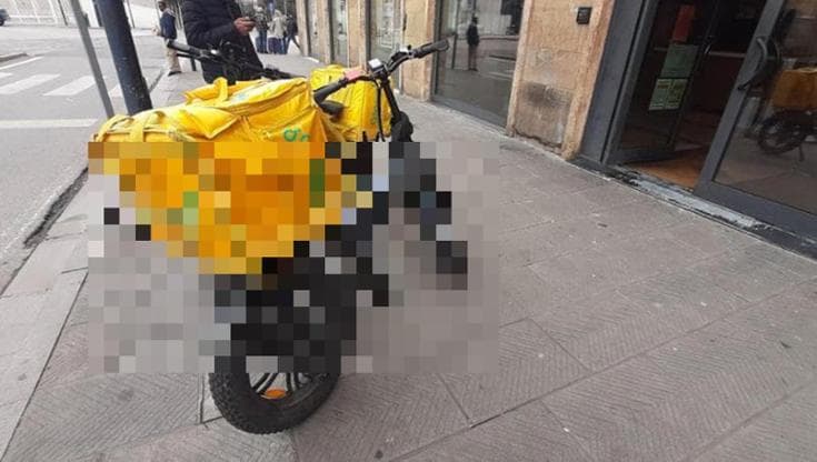 Lite tra rider davanti al locale per la precedenza sulle consegne: a Lecce una denuncia - Bari