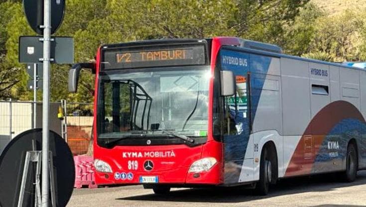 Taranto, pretende di salire sul bus fuori fermata, raggiunge e picchia l’autista - Bari