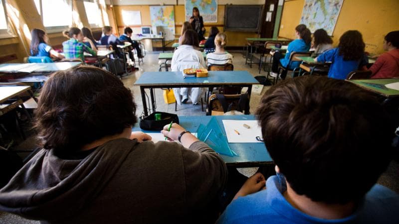 Immagine del post 1597 - Bari “Spaccate la faccia al prof”: studente di 16 anni indagato con padre e fratello dopo raid a scuola - Bari