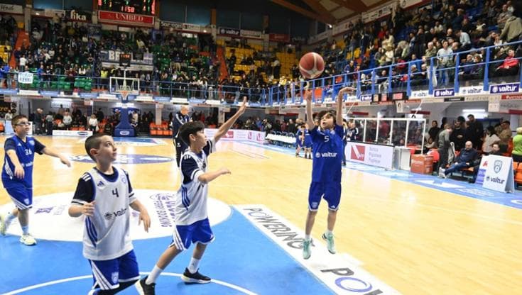 Immagine del post 16966 - Bari Rubano il furgone per le trasferte dei ragazzi del basket Brindisi, lo ritrova un agente in borghese - Bari
