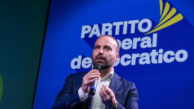 Immagine del post 16967 - Bari “Sei tanto brutto”. L’onorevole Marattin offende cantautore di Matera con segni chirurgici sul volto - Bari