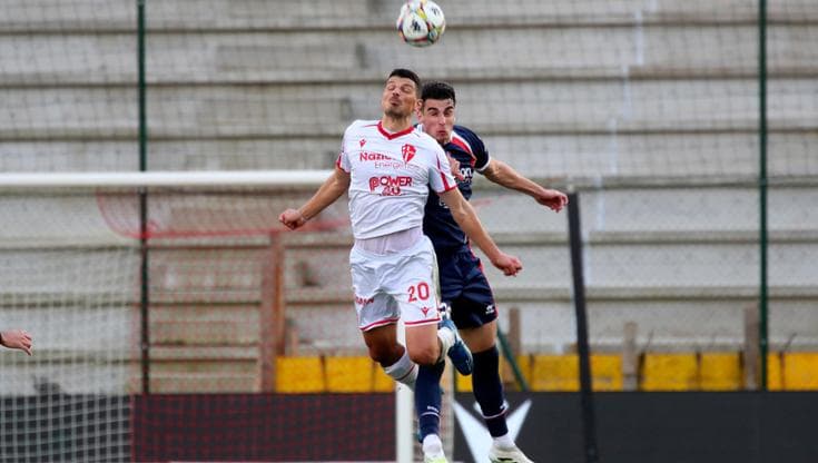 Immagine del post 18038 - Bari Il Bari affonda contro il Pescara, un pesante 4-0 ferma la rincorsa di Longo: ora è notte fonda - Bari