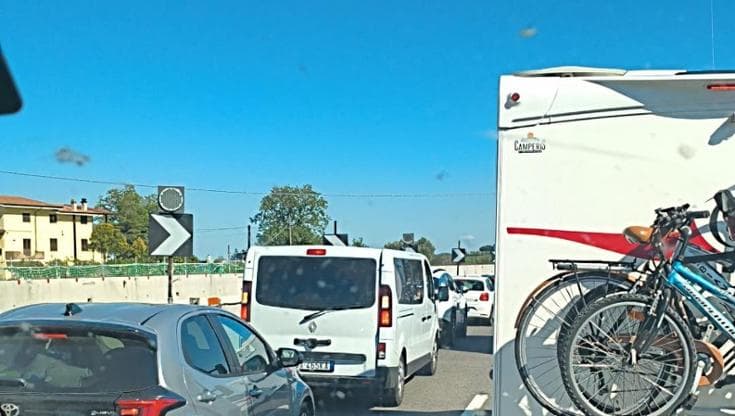 “Noi bloccati per 10 ore in A14 dalla frana in Molise, dal nostro camper abbiamo offerto acqua e Wc” - Bari