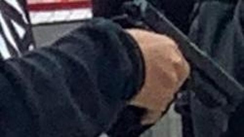 Immagine del post 6962 - Bari Tra le giostre di San Nicola con la pistola giocattolo, l’inquietante gadget spopola tra i ragazzi - Bari