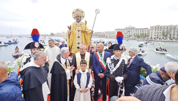 Immagine del post 6946 - Bari San Nicola, Bari abbraccia il suo santo: la processione in mare e l’accensione delle luminarie - Bari