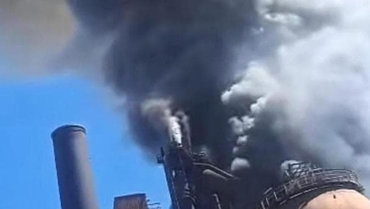 Ex Ilva, sotto sequestro l’Altoforno 1 dopo l’incendio: fumo nero visibile a chilometri di distanza - Bari