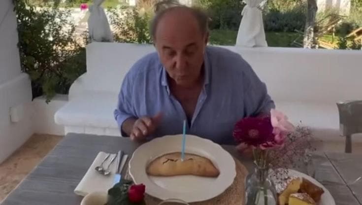 Immagine del post 10585 - Bari Gerry Scotti festeggia il compleanno a Polignano: la candelina su un panzerotto - Bari