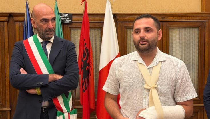 Nel giorno della Vlora, giovane albanese diventa cittadino italiano. “In me convivono i due Paesi” - Bari
