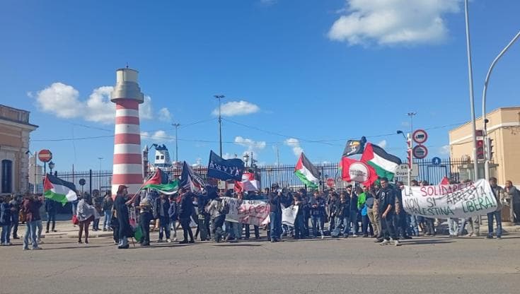 Bari, presidio pro Pal davanti al porto: “No alle navi dirette in Israele”. C’è anche La Piccirella - Bari