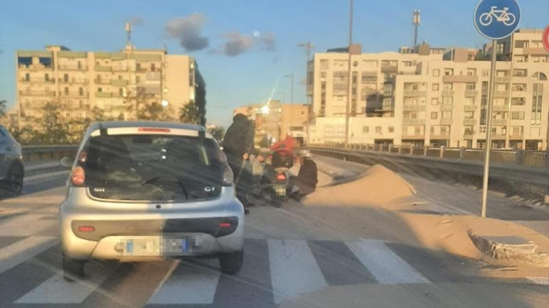Immagine del post 12465 - Bari La sabbia invade il ponte di San Girolamo: “Il vento crea le dune, sono un pericolo per auto e moto” - Bari