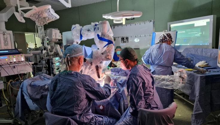 Sanità, impiantato primo orecchio bionico con tecnologia robotica. La paziente era a rischio sordità - Bari