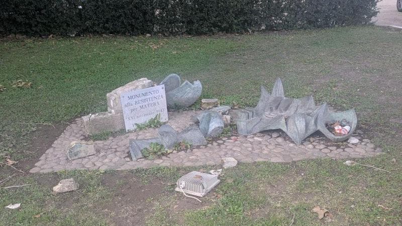 Distrutto a Matera il monumento dedicato all’insurrezione del 1943. “Un simbolo della Resistenza” - Bari