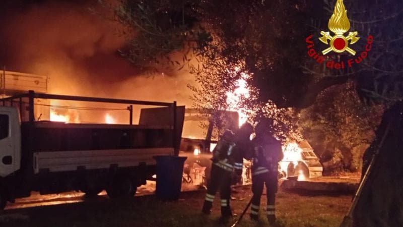 Immagine del post 25780 - Bari Fasano, maxi incendio nel deposito rifiuti: danneggiati i mezzi per la raccolta. Ipotesi rogo doloso - Bari