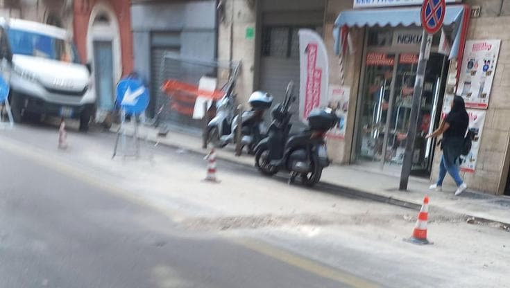 Immagine del post 25803 - Bari Bari, proteste in via Crispi: dopo un mese il nuovo asfalto già rotto. “Chi paga questi lavori?” - Bari