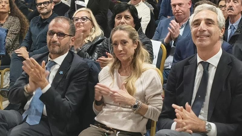 Elezioni, Schlein contro Meloni: sfida per il primato. Arianna: “Ce la faremo” - Bari